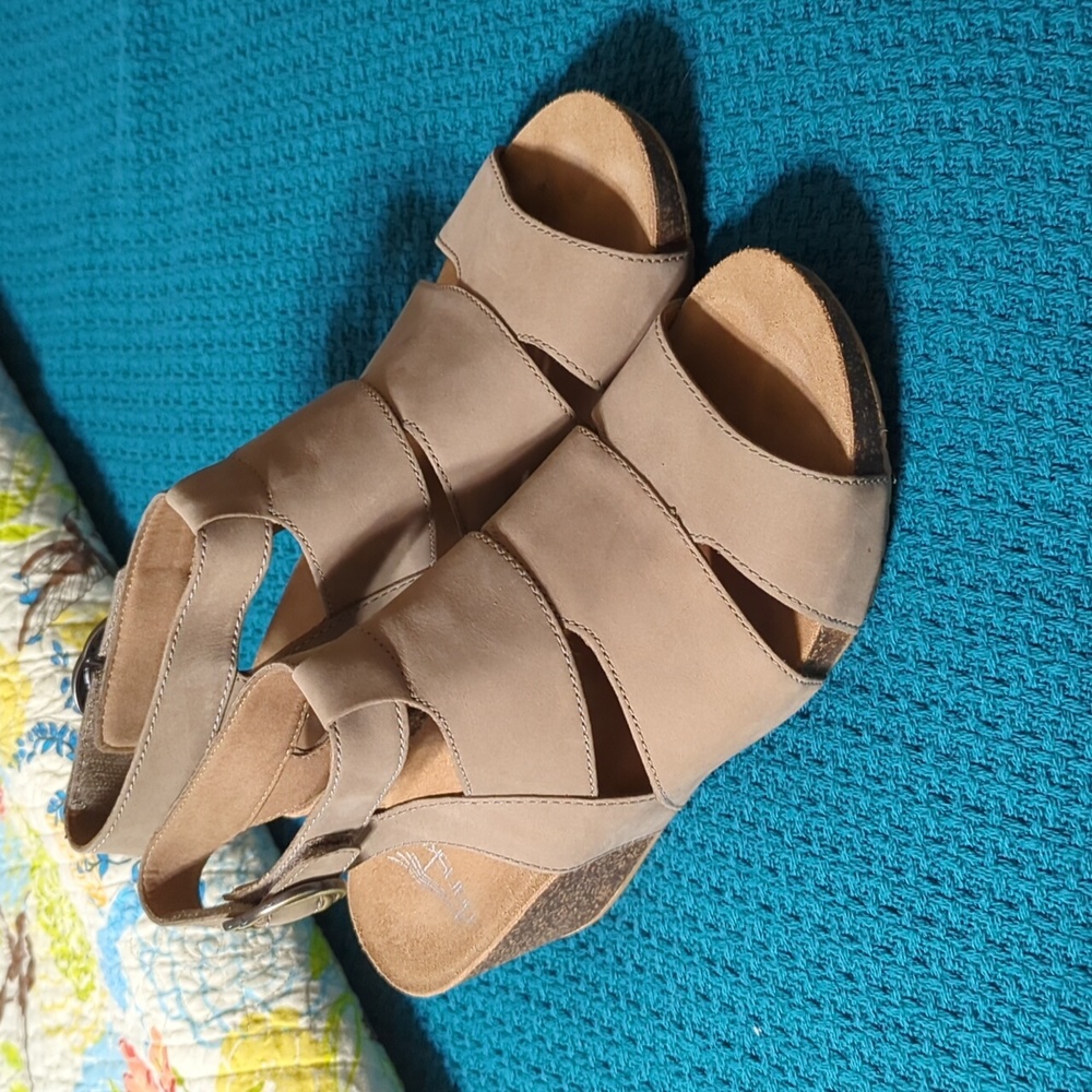 Dansko wedge sandal size 39 EUC